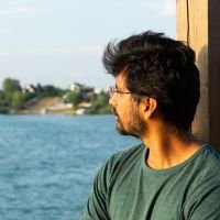 Cliente satisfecho mirando al horizonte desde un muelle, junto al agua, con expresión tranquila y reflexiva - experiencia positiva, cliente real, tranquilidad, confianza, testimonio visual. | Diseño Web – SZ Web Design.