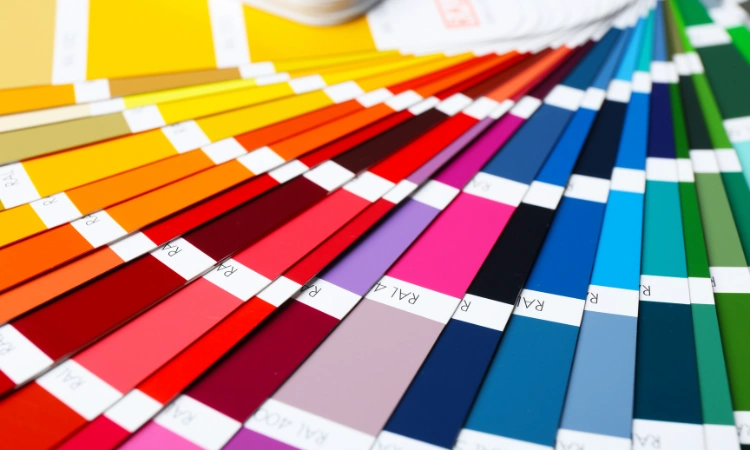 Muestra de paleta de colores RAL con tonos cálidos y fríos para diseño gráfico.
