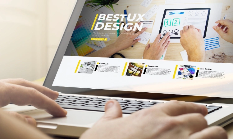 Laptop sobre escritorio mostrando un mensaje sobre diseño web minimalista.