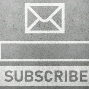 Formulario de suscripción por correo electrónico sobre fondo gris con icono de sobre.