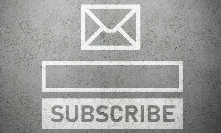 Formulario de suscripción por correo electrónico sobre fondo gris con icono de sobre.