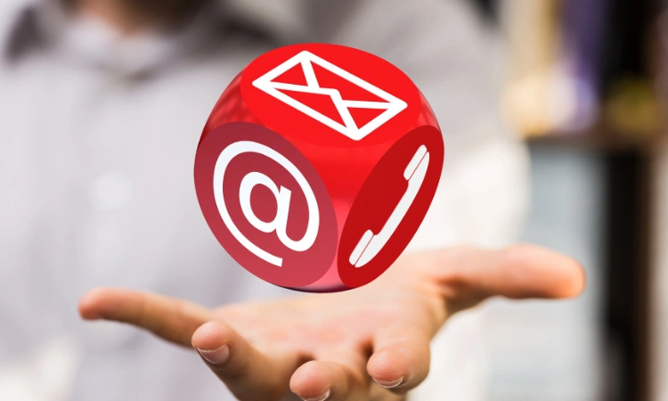 Íconos de contacto por email, teléfono y correo electrónico flotando sobre una mano.