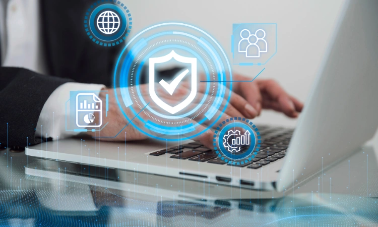 Protección digital y ciberseguridad en sitios web con escudo de verificación y estadísticas en laptop.