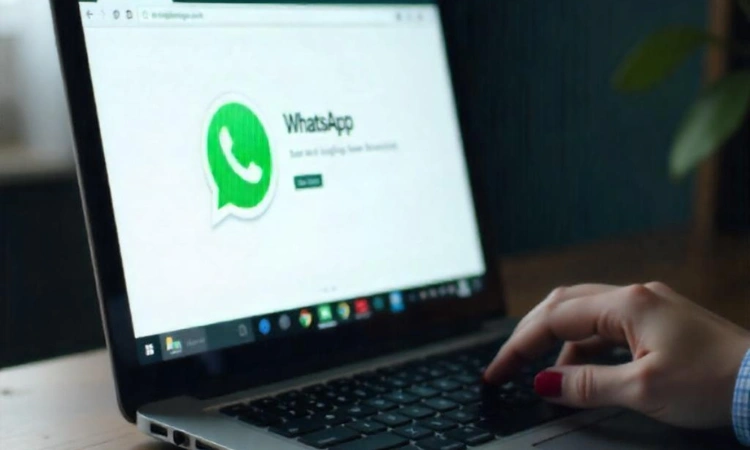 Pantalla de inicio de WhatsApp Web abierta en una laptop con navegador.