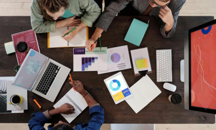 Tendencias en diseño web 2025: colores, tipografías y estilos en auge