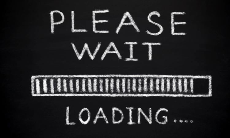 Pantalla con mensaje "Please Wait" y barra de carga en fondo negro, símbolo de espera y carga de página web.