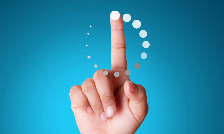Mano haciendo clic en una pantalla con un dedo índice apuntando hacia arriba, con un fondo azul y efectos de círculos blancos que representan tecnología y conexión digital.