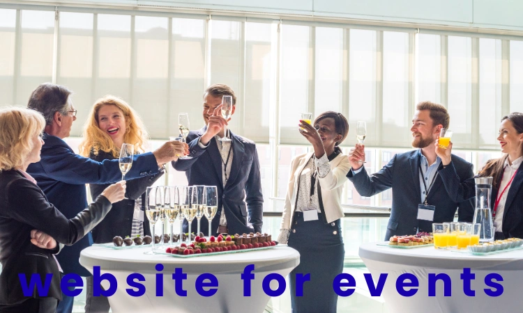 Grupo de profesionales brindando en un evento corporativo con mesas de catering, representando un sitio web para eventos.