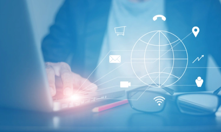 Persona usando un dispositivo portátil con gráficos y iconos digitales de comunicación, tecnología y conectividad en superposición.
