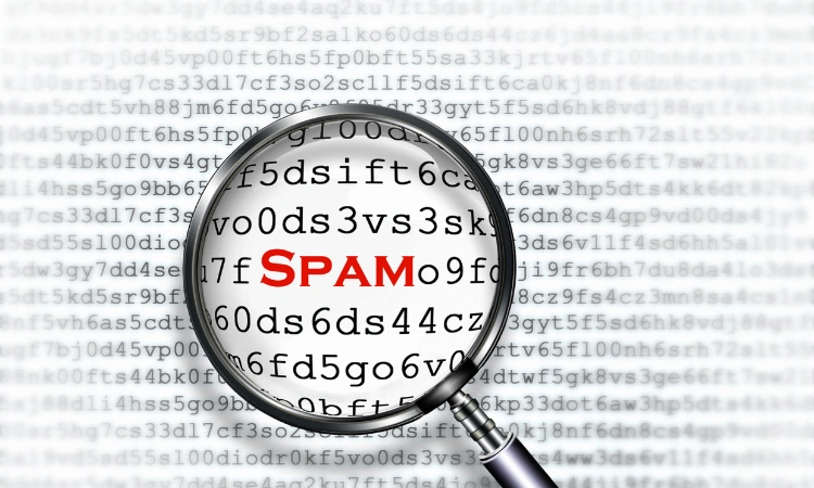Lupa examinando código de spam y correos electrónicos no deseados en la pantalla.