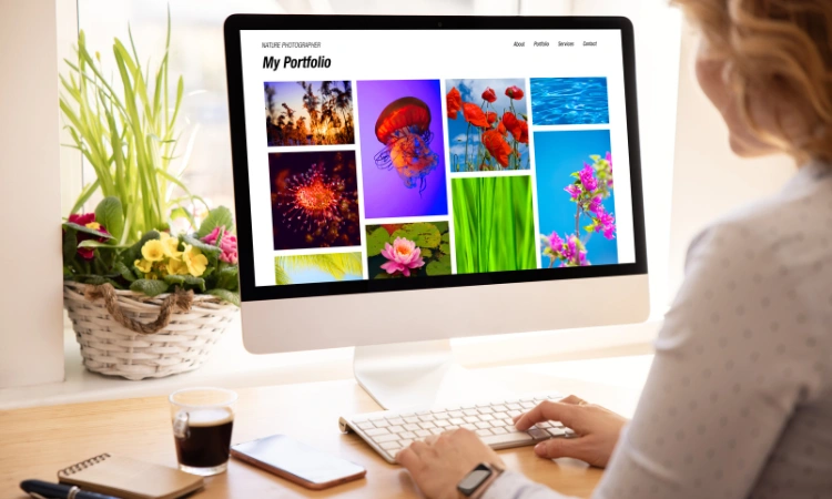 Mujer revisando un portafolio de fotografía en un sitio web desde su computadora de escritorio.