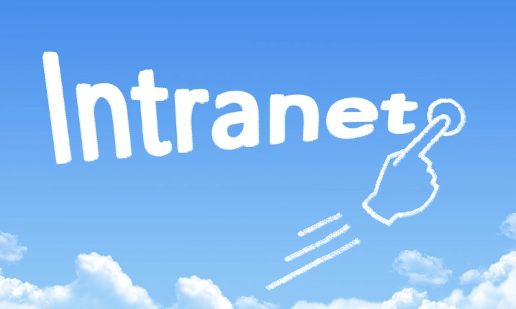 Ilustración de la palabra "Intranet" en letras grandes, con una mano haciendo clic, sobre un fondo de cielo con nubes, simbolizando acceso y conectividad segura.