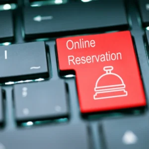 Tecla roja de reserva online en un teclado de computadora moderna.