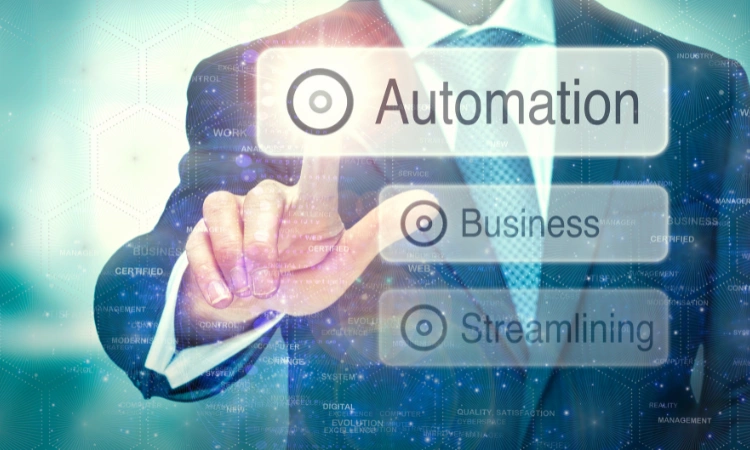 Imagen de un empresario en traje interactuando con una interfaz digital que muestra opciones de automatización, incluyendo "Automation", "Business" y "Streamlining".