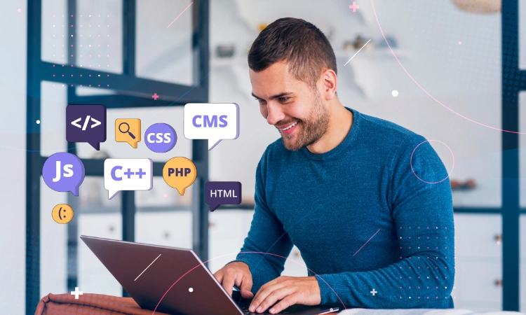 Joven desarrollador trabajando en su laptop con iconos de programación y gestión de contenidos (CMS), en un entorno de oficina moderna.