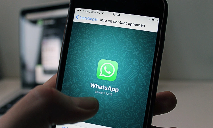 Imagen de un teléfono móvil mostrando la aplicación WhatsApp en pantalla, lista para recibir mensajes de clientes, ideal para conectar formularios con WhatsApp sin programar.