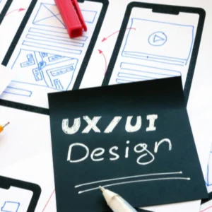 Bocetos de diseño UX/UI para aplicaciones móviles sobre una mesa con marcadores.