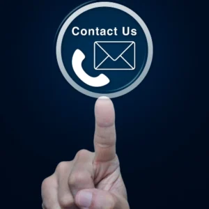 Mano tocando icono de contacto con símbolo de teléfono y correo en pantalla digital.