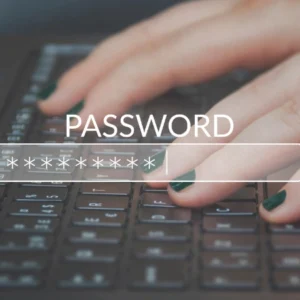 Manos escribiendo una contraseña en laptop con campo de texto enmascarado.