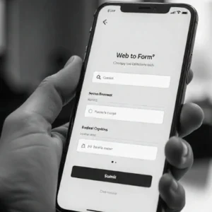 Persona usando un smartphone para completar un formulario web en línea.