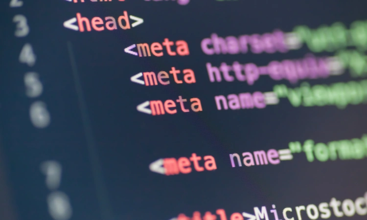 Código de programación HTML mostrando etiquetas meta y estructura de encabezado en una pantalla de computadora.