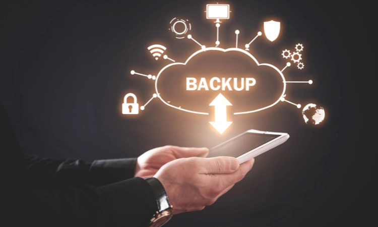 Copia de seguridad en la nube desde un dispositivo móvil para proteger datos digitales.