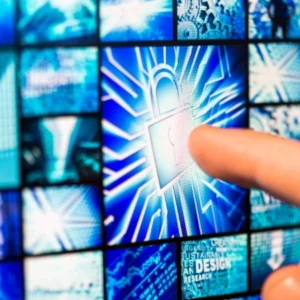 Ciberseguridad digital al tocar un candado en una pantalla táctil.