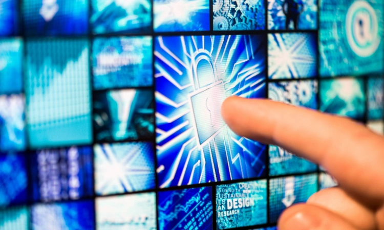 Ciberseguridad digital al tocar un candado en una pantalla táctil.
