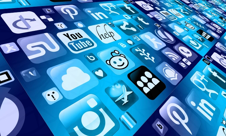 Iconos de redes sociales y plataformas digitales en colores azules y blancos, representando presencia en redes sociales y marketing digital.