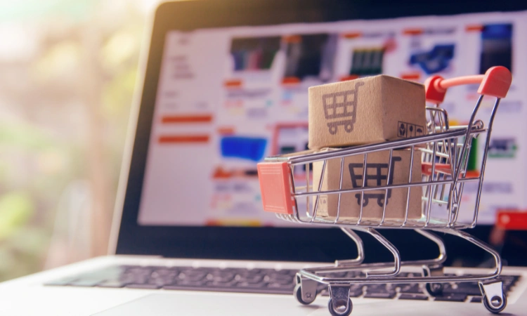 Miniatura de carrito de compras con caja de envío en un entorno digital, representando una tienda online o eCommerce.